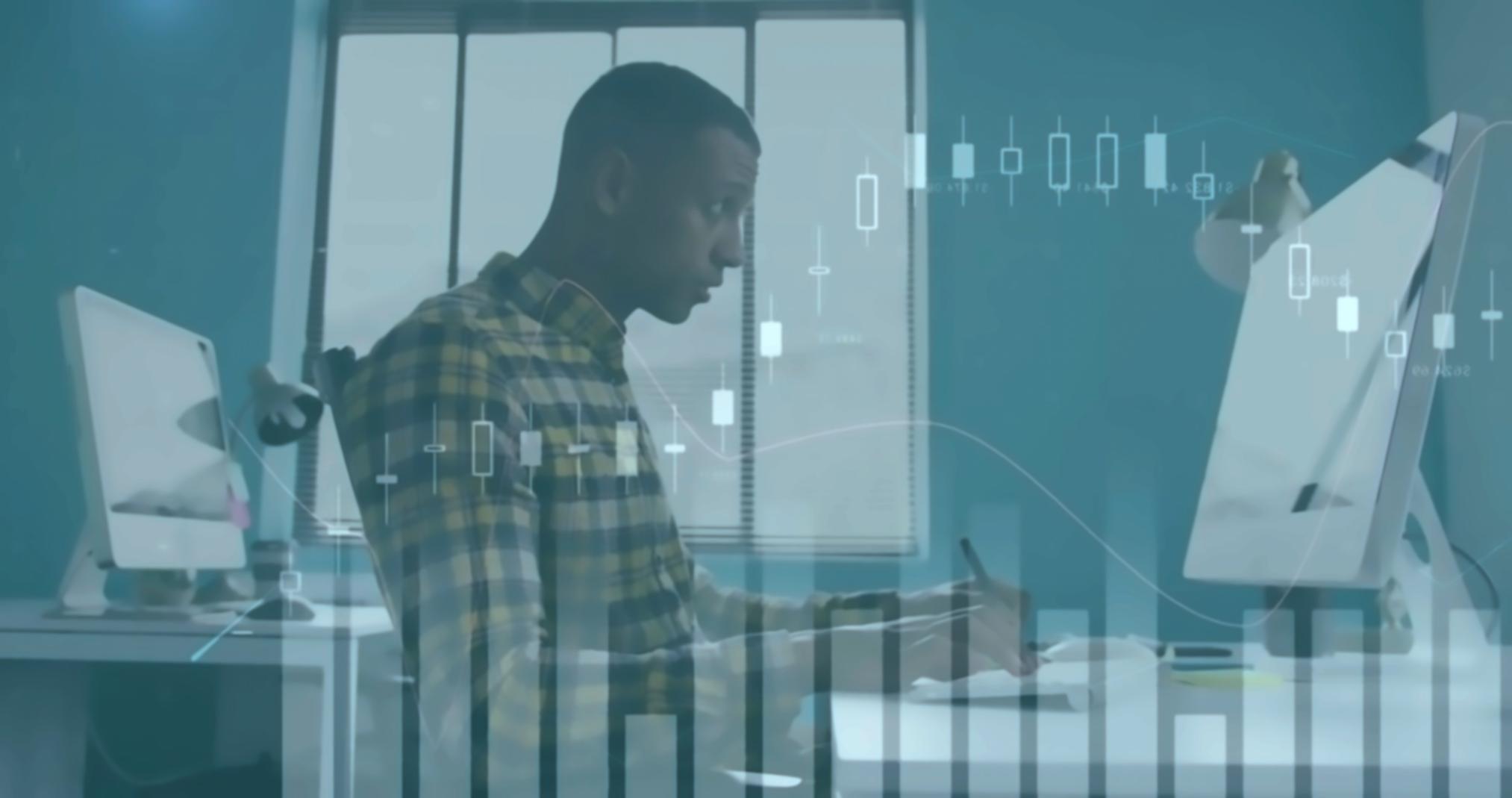 Modern ofis ortamında çalışan tasarımcılar