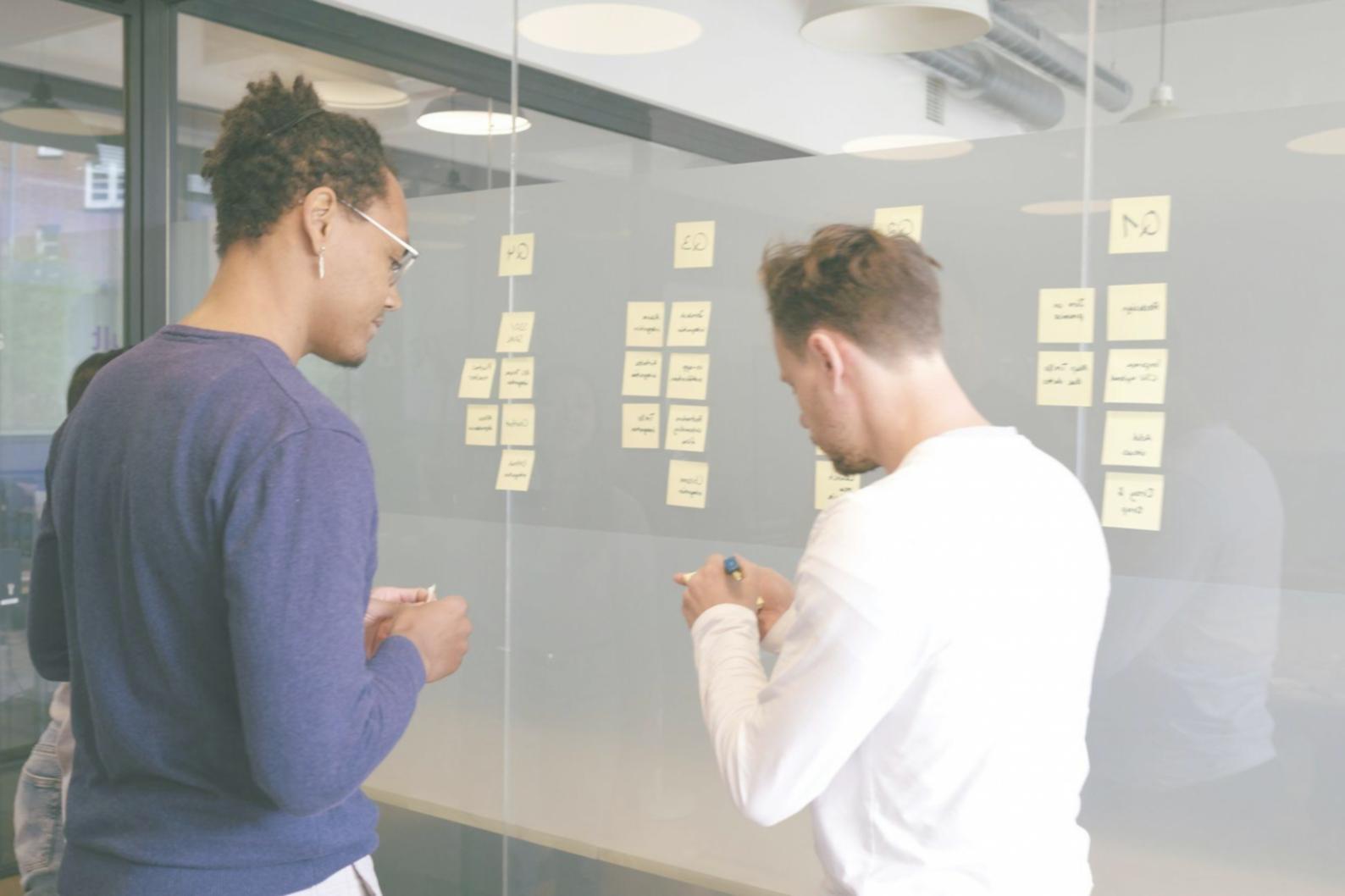 Öğrenciler ve eğitmenlerinin birlikte çalıştığı interaktif eğitim ortamı, front-end geliştirme eğitimi verilen modern sınıf