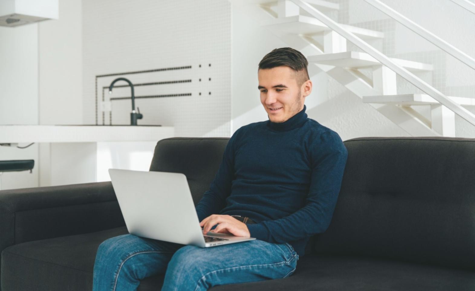 Modern web tasarım projesi üzerinde çalışan öğrenci