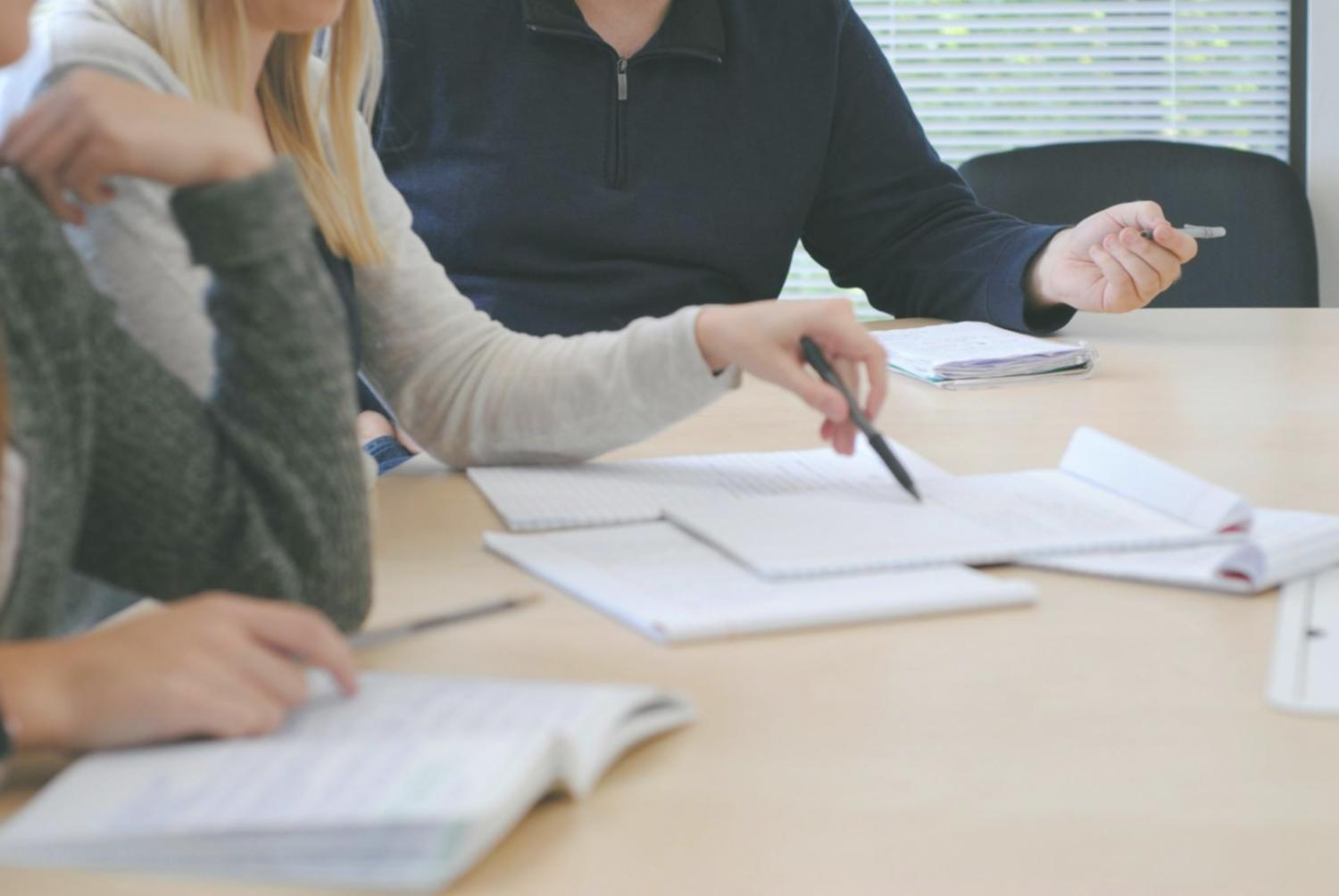 Eğitim sınıfında çalışan öğrenciler